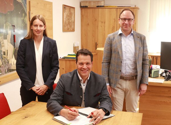 Kerstin Eschler und Benjamin Weber von der Geschäftsleitung der GVP bei der Vertragsunterzeichnung mit Bürgermeister Aaron Treut