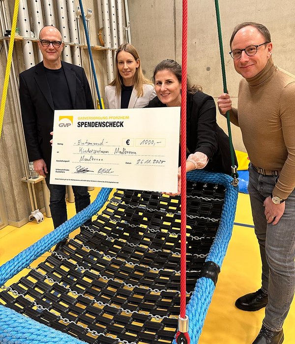 Überreichung des Spendenschecks im Kinderzentrum Maulbronn