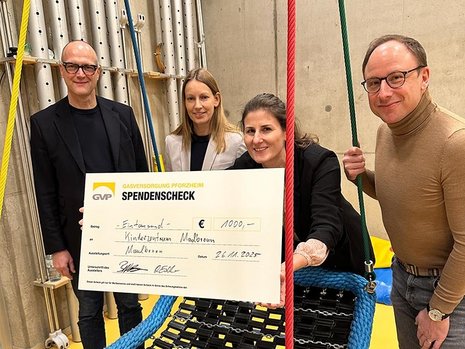 Überreichung des Spendenschecks im Kinderzentrum Maulbronn